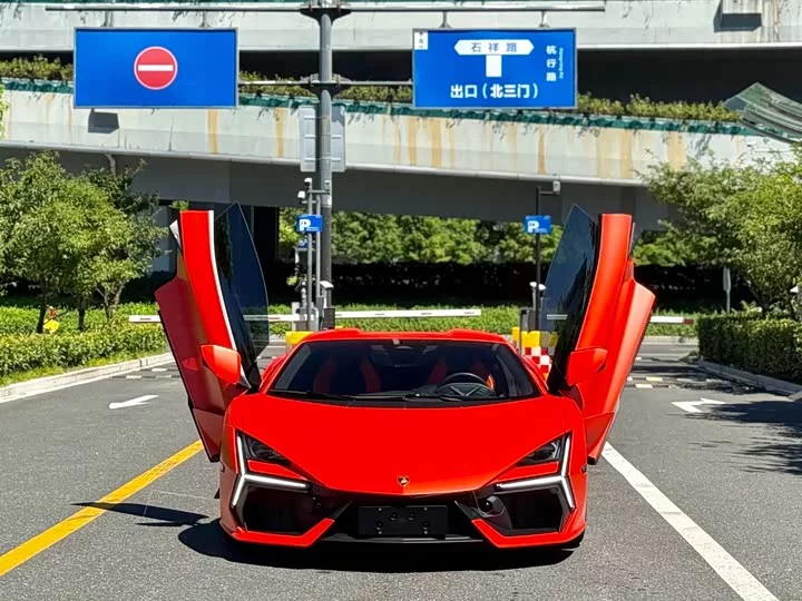Lamborghini Revuelto