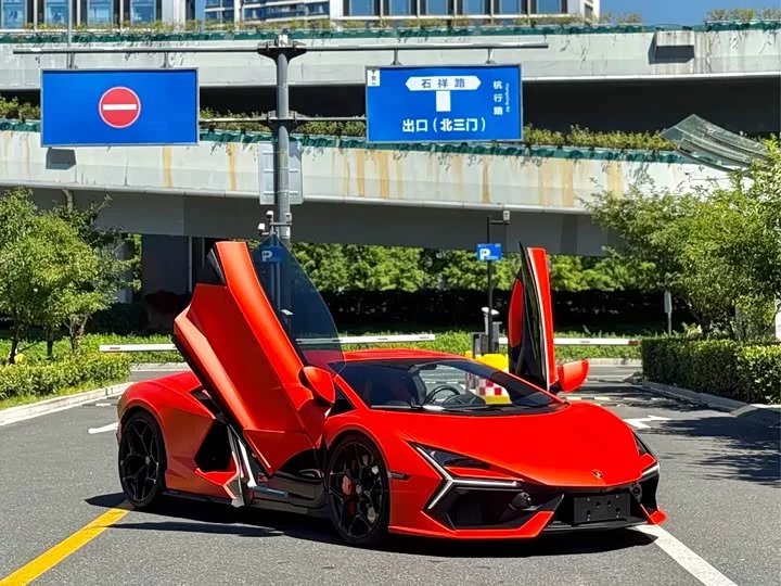 Lamborghini Revuelto