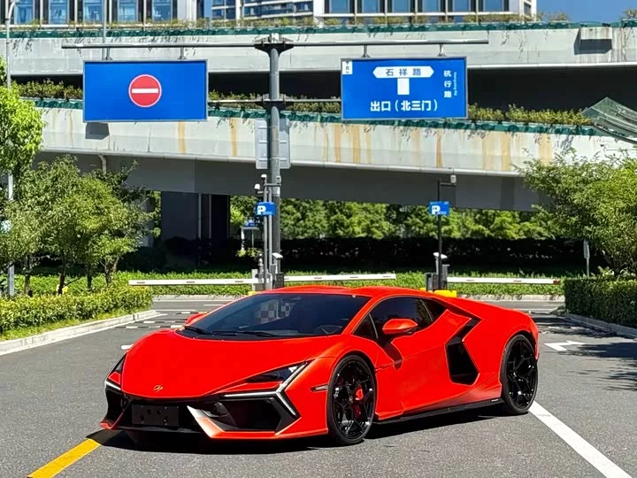 Lamborghini Revuelto