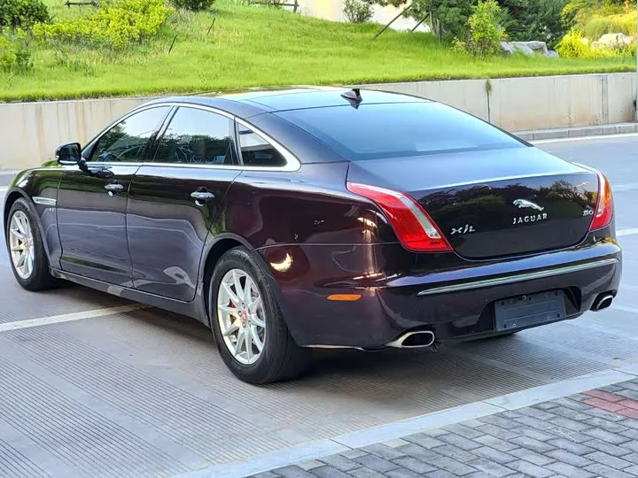 Jaguar XJ