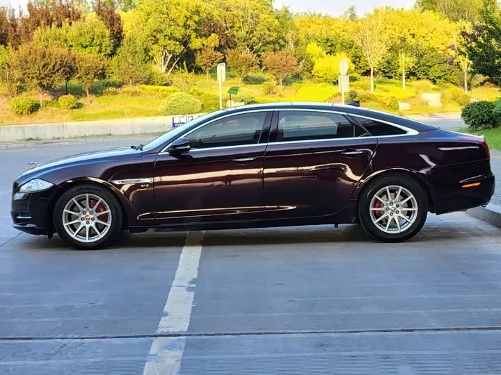 Jaguar XJ