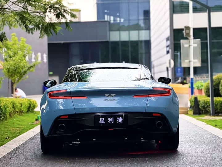 Aston Martin DB11