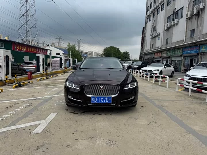 Jaguar XJ