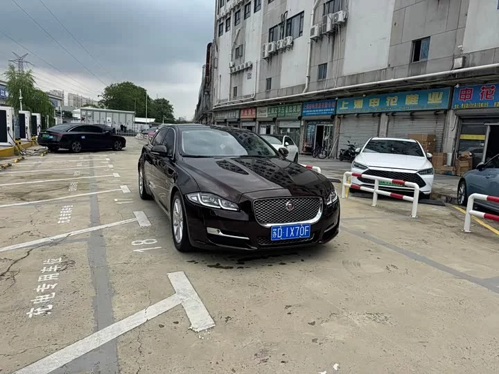 Jaguar XJ