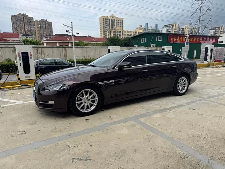 Jaguar XJ