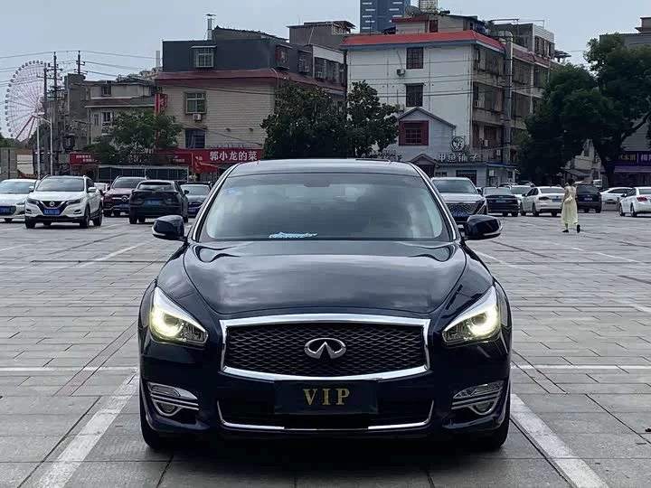 Infiniti Q70