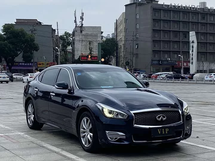 Infiniti Q70