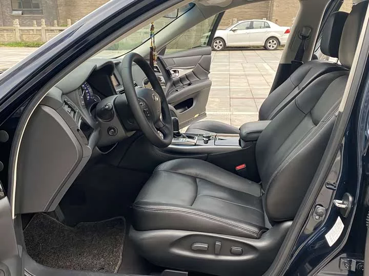 Infiniti Q70