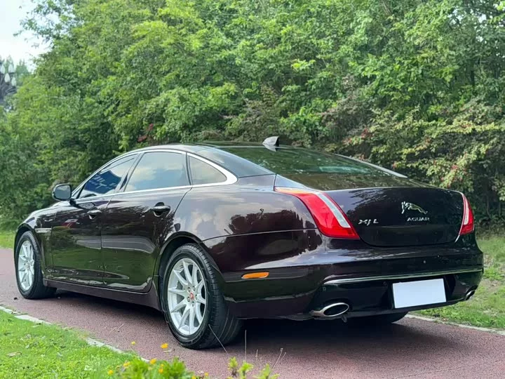 Jaguar XJ