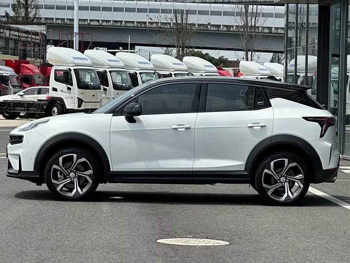 Lynk & Co 06