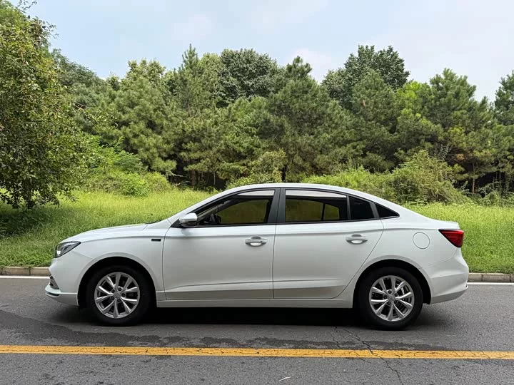 Roewe i5