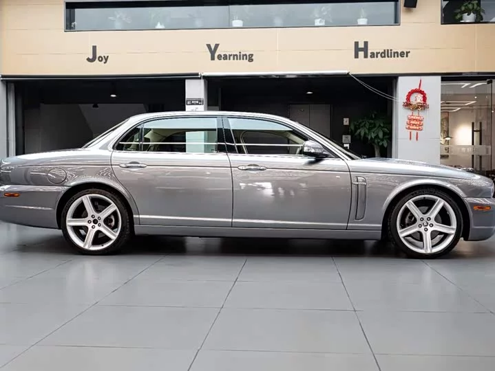 Jaguar XJ
