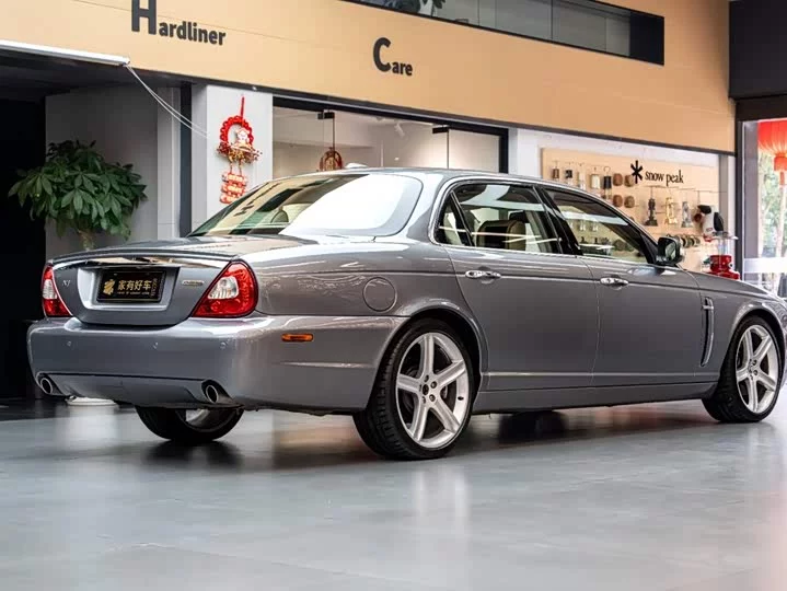 Jaguar XJ