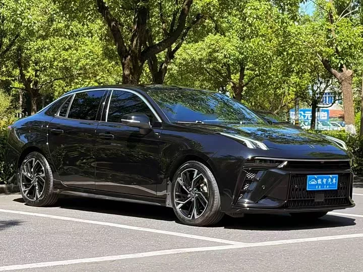 Lynk & Co 03