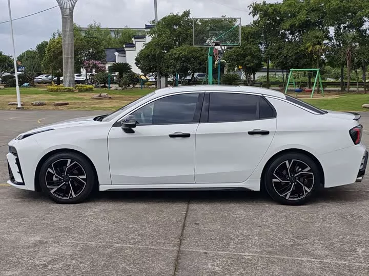Lynk & Co 03