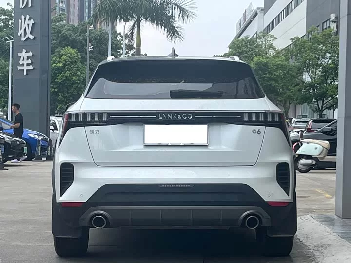 Lynk & Co 06