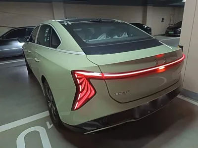 Hongqi EH7