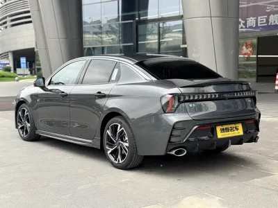 Lynk & Co 03