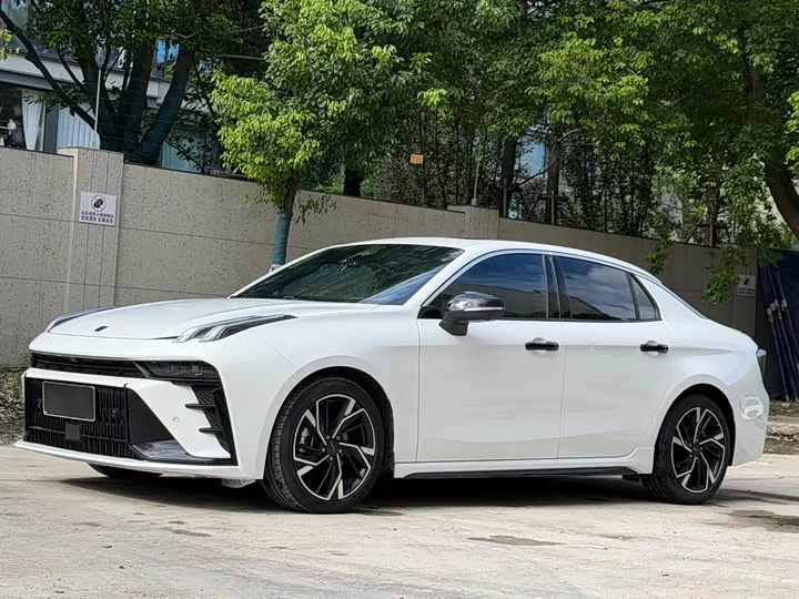 Lynk & Co 03