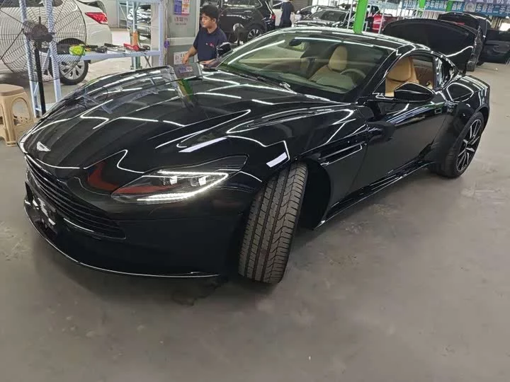 Aston Martin DB11