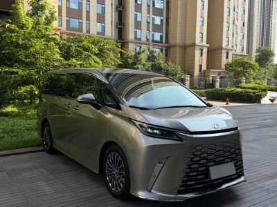 Lexus LM