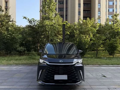 Lexus LM