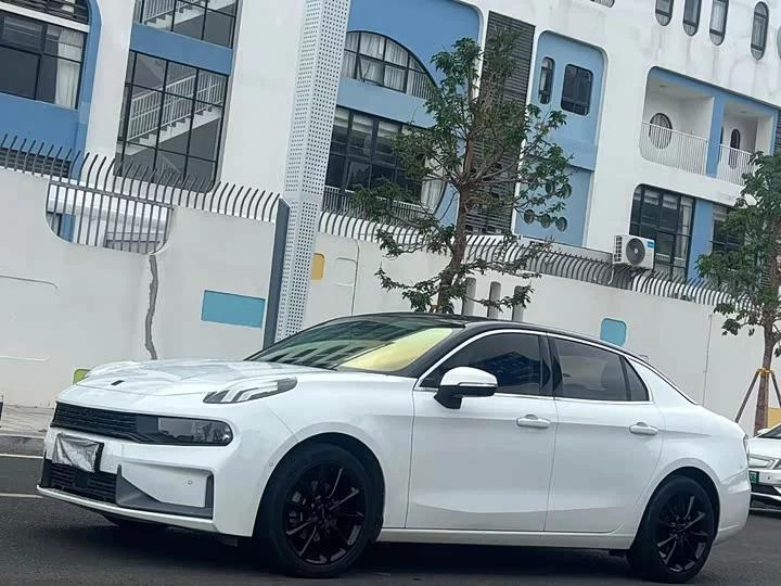 Lynk & Co 03