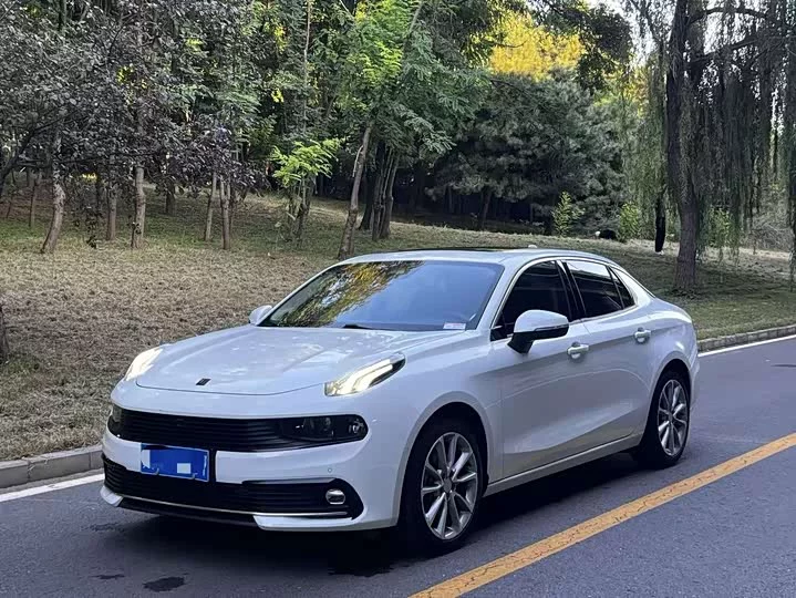 Lynk & Co 03