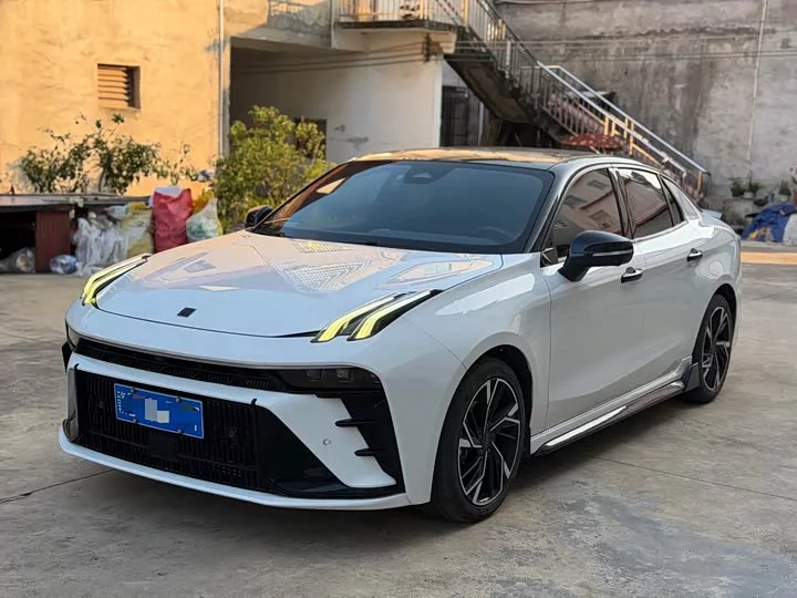 Lynk & Co 03