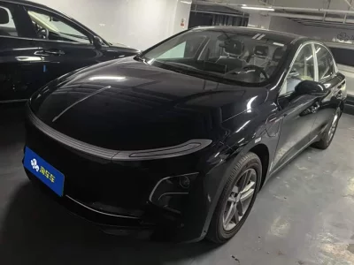 Hongqi E-QM5
