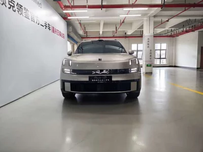 Lynk & Co 900