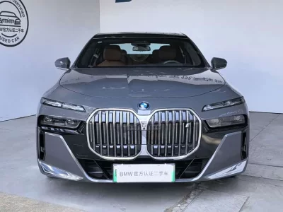 BMW i7