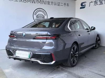 BMW i7