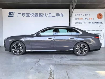 BMW i7
