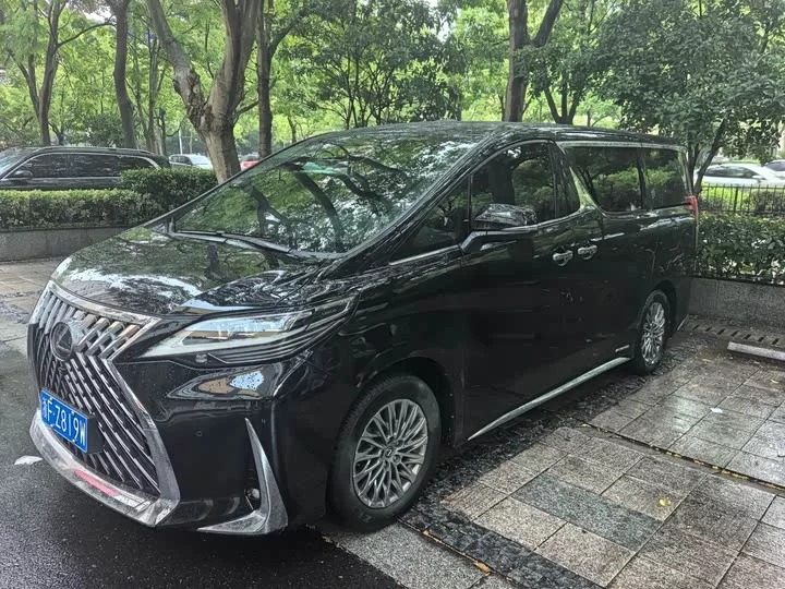 Lexus LM