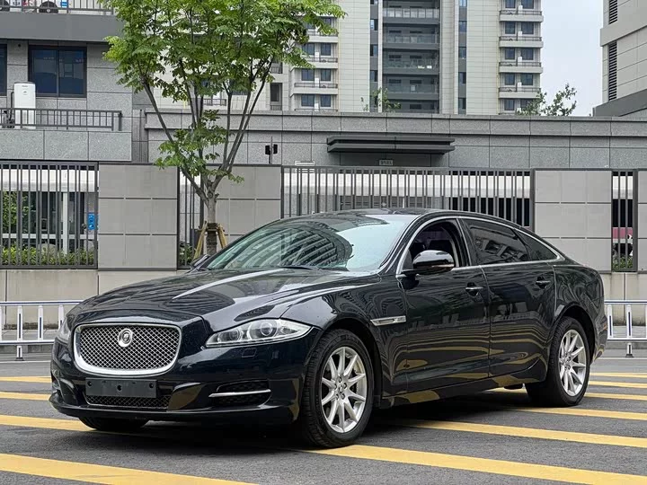 Jaguar XJ