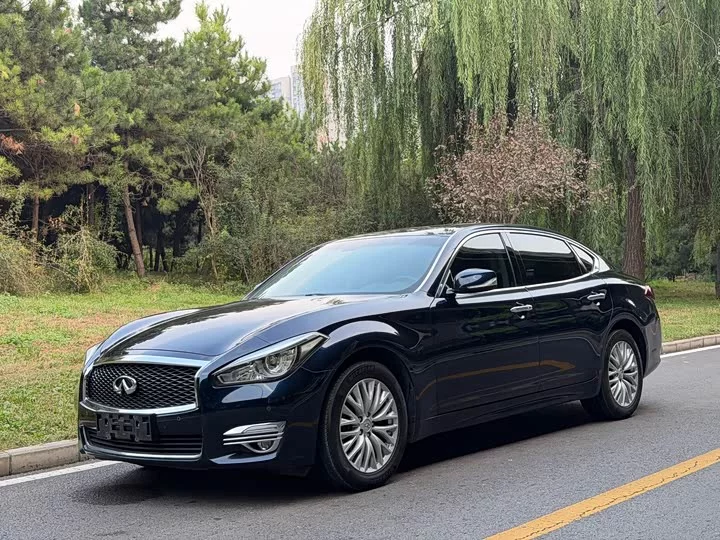 Infiniti Q70