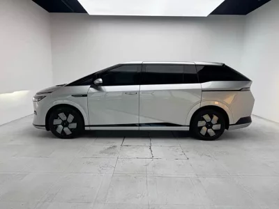 XPeng X9