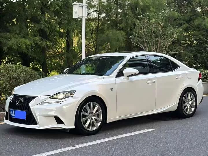 Lexus IS